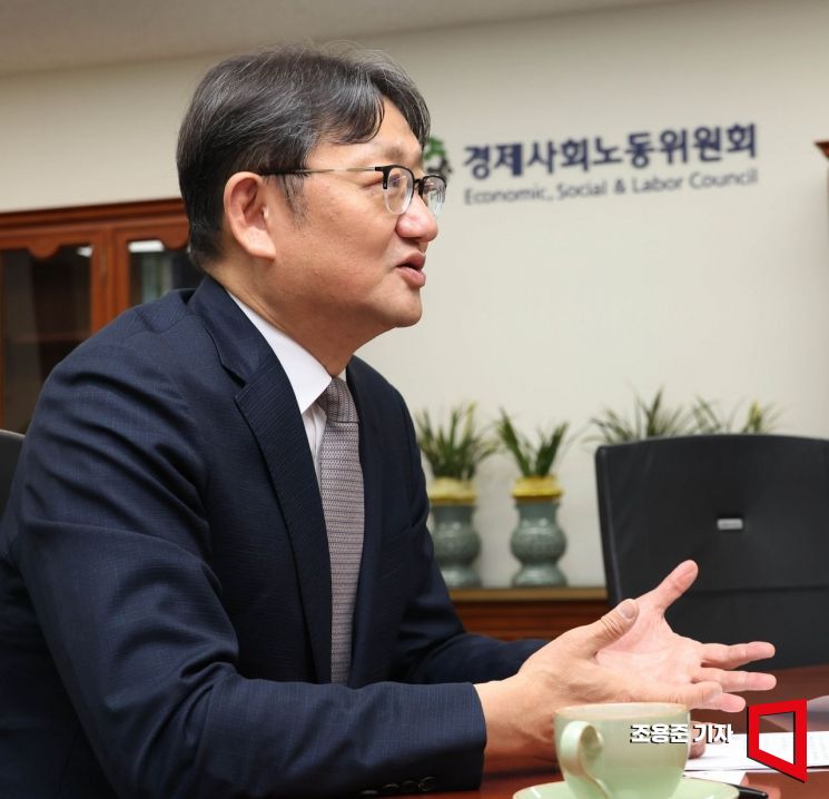 권기섭 경제사회노동위원회 위원장이 서울 종로구 경사노위 사무실에서 아시아경제와 인터뷰 하고 있다.조용준 기자