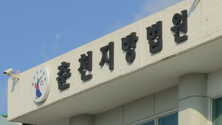 이웃집에 침입해 불법 녹음기를 설치한 40대 남성이 법원으로부터 징역형의 집행유예를 선고받았다.연합뉴스