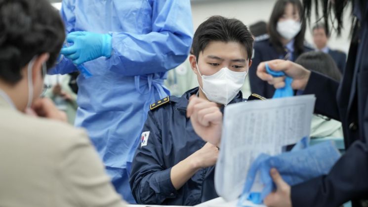 8일 오후 경남 김해국제공항 검역소에서 진행된 질병관리청의 '여행자 호흡기 감염병 검사 서비스' 시연에서 기자가 검역관 역할을 체험하고 있다.질병관리청