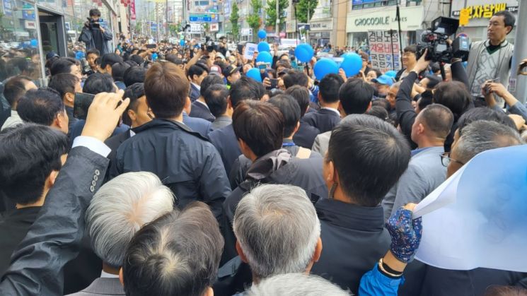 이재명 더불어민주당 대선 후보가 11일 오전 전남 화순을 찾아 수천명의 지지자들에게 둘러싸인 채 거리 순회를 하고 있다.심진석 기자
