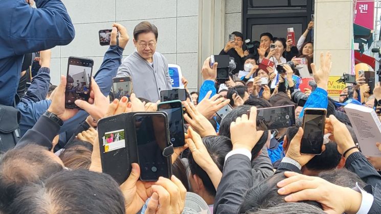 이재명 더불어민주당 대선 후보가 즉흥연설을 하기 위해 단상에 서 있다.심진석 기자