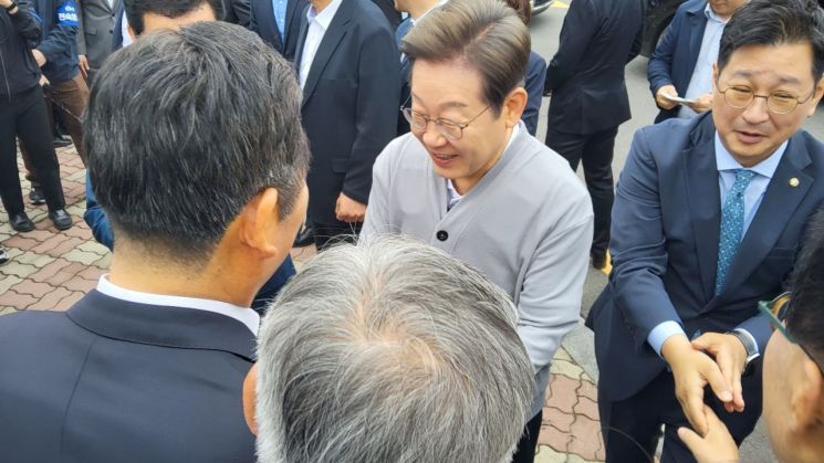 이재명 더불어민주당 대선 후보가 지지를 위해 현장을 함께한 정청래 의원과 악수를 하고 있는 모습.심진석 기자