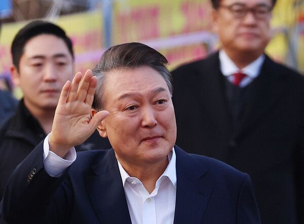 윤석열 전 대통령이 지지자들에게 인사하고 있다.연합뉴스