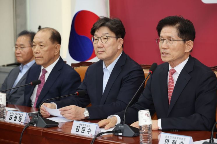 국민의힘 김문수 대선 후보가 11일 서울 여의도 국회에서 열린 중앙선거대책위원회 회의에서 발언하고 있다.연합뉴스