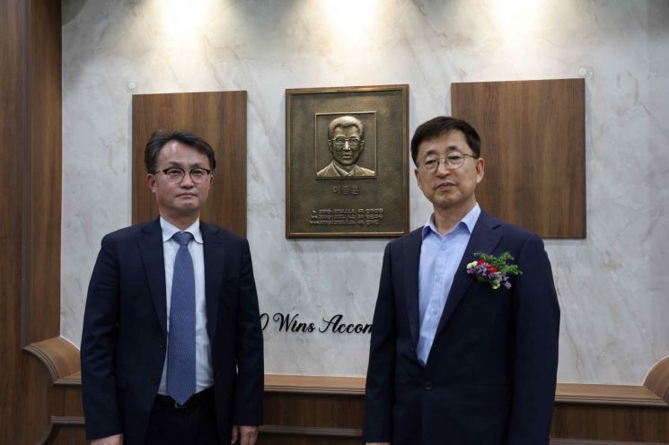 이종훈(오른쪽) 마주가 지난달 말 렛츠런파크 부산경남에서 열린 다승달성 행사에서 마주 명예의 전당 내 다이아몬드 부문에 헌액된 뒤 엄영석 한국마사회 부산경남지역본부장과 기념촬영을 하고 있다.렛츠런파크 부산경남 제공