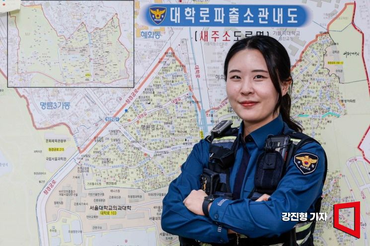 나선영 순경이 7일 서울 종로구 혜화경찰서대학로파출소에서 인터뷰에 앞서 포즈를 취하고 있다.강진형 기자