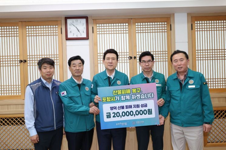 4월 18일 영덕군 방문(왼쪽부터 김무윤 포항시 공무원노조 지부장,김일만 시의회 의장,이강덕 시장,김광열 영덕군수,김성호 영덕군의회 의장).포항시 제공