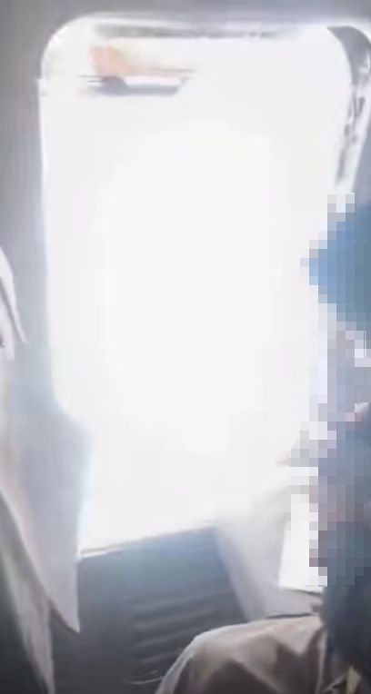 한 승객이 연 비상문.웨이보