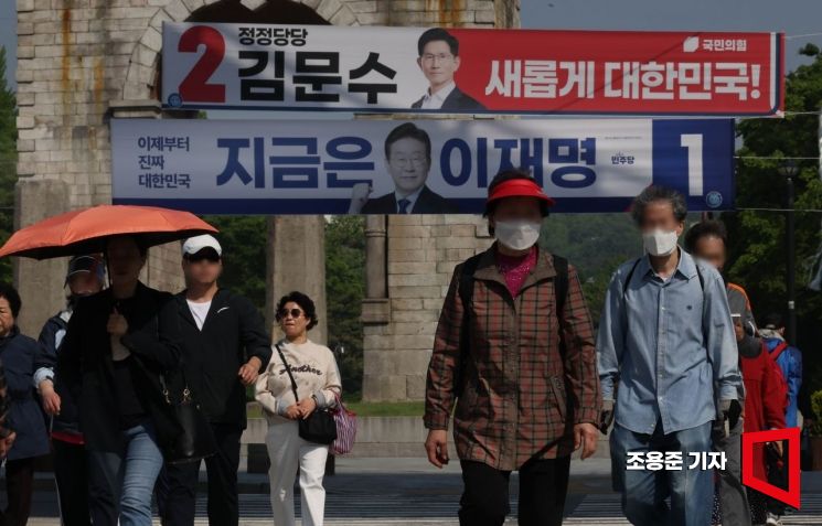 제21대 대통령선거 공식 선거운동 첫날인 12일 서울 서대문구 독립문 앞에 더불어민주당 이재명 후보와 국민의힘 김문수 후보의 현수막이 걸려 있다.2025.5.11 조용준 기자