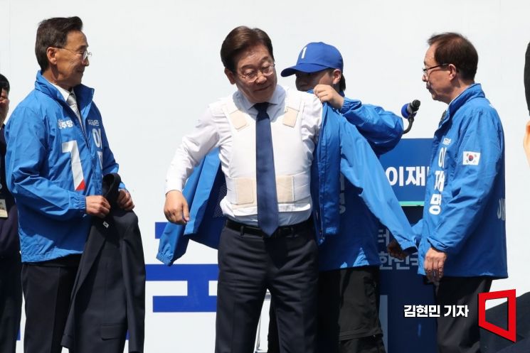 이재명 더불어민주당 대선 후보가 제21대 대통령선거 공식 선거운동이 시작된 12일 서울 종로구 청계광장에서 열린 중앙선거대책위원회 출정식에서 방탄복 위에 선거 운동복을 입고 있다.김현민 기자