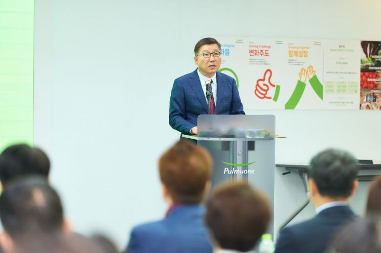 풀무원 창사 41주년 기념식에서 이우봉 총괄CEO가 '신경영선언'을 선포하고 있다.[사진제공=풀무원]