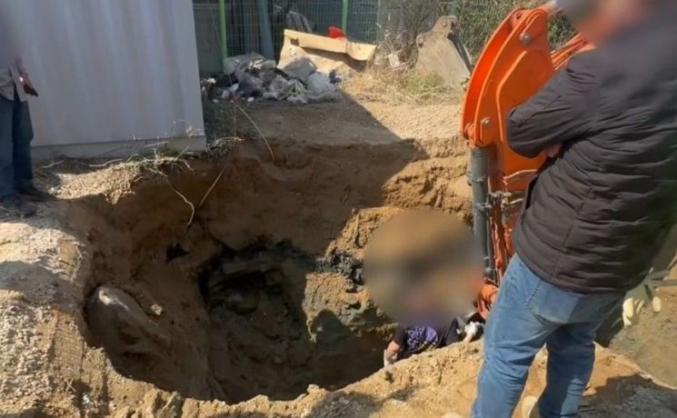 경북 구미에서 송유관 석유 절도 의심 신고를 접수한 경찰이 포크레인을 동원해 땅굴을 파고 있다.경북경찰청 제공