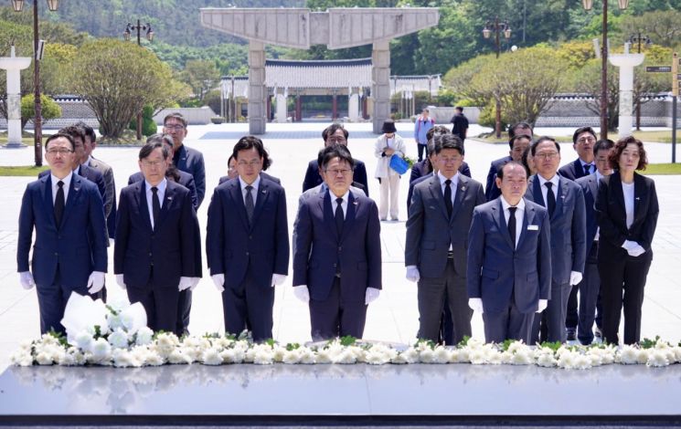 강기정 광주시장이 5·18 제45주년 기념일을 앞두고 12일 광주시 간부 공무원들과 함께 국립5·18민주묘지를 찾아 참배하고 있다.광주시 제공
