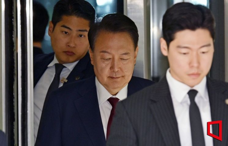 12·3 비상계엄 사태와 관련해 내란 우두머리 혐의 등으로 기소된 윤석열 전 대통령이 12일 서울 서초구 서울중앙지방법원에서 열린 3차 공판에서 오전 공판을 마치고 법원을 나서고 있다.2025.05.12 사진공동취