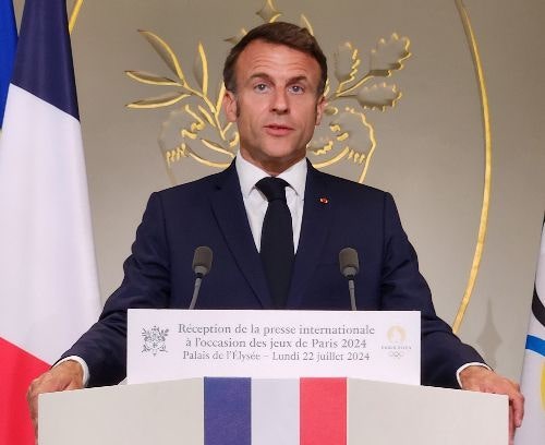 <b>마크롱 코카인</b> 숨겼다?…엘리제궁 "코 푼 휴지"