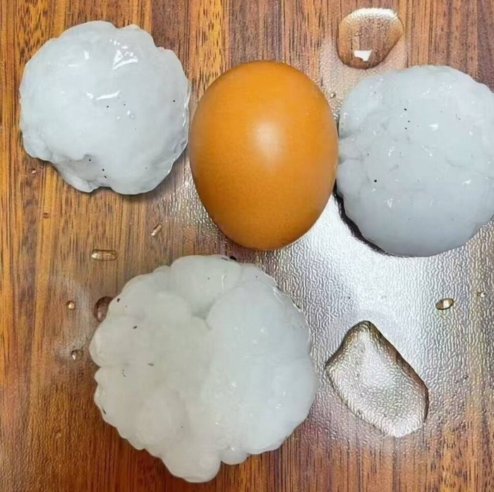 현지 매체의 보도를 보면, 일부 지역에선 지름 4㎝, 무게 30g이 넘는 우박이 떨어졌다. 이 가운데 온라인 커뮤니티와 사회관계망서비스(SNS)에서는 &quot;우박이 총알처럼 날아들었다&quot;는 목격담이 여러 차례 올라왔다. 웨