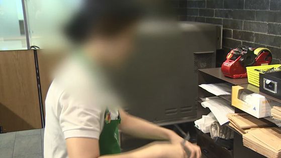 발암물질 올려보낸다 동료 알바생 조롱했다가 결국 전과자 된 40대