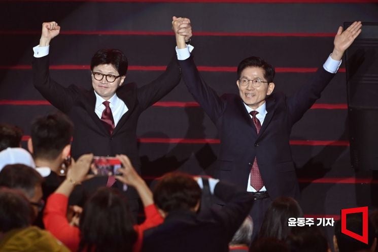 尹탈당에 출격 나선 한동훈…<b>지지율 반등</b> 기대 속 자기 정치 비판도