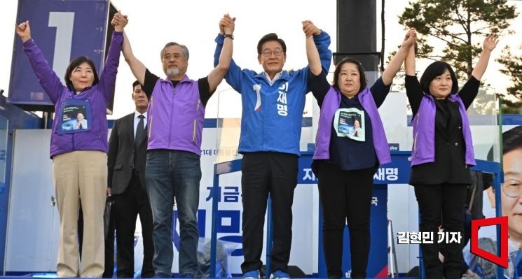 [포토] <b>이태원참사 유가족</b>과 유세하는 이재명