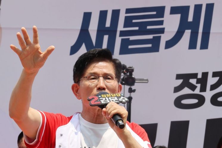 '<b>리박스쿨 연관</b>' 민주 공세에 <b>김문수</b> "근거없이 얘기하면 안돼"