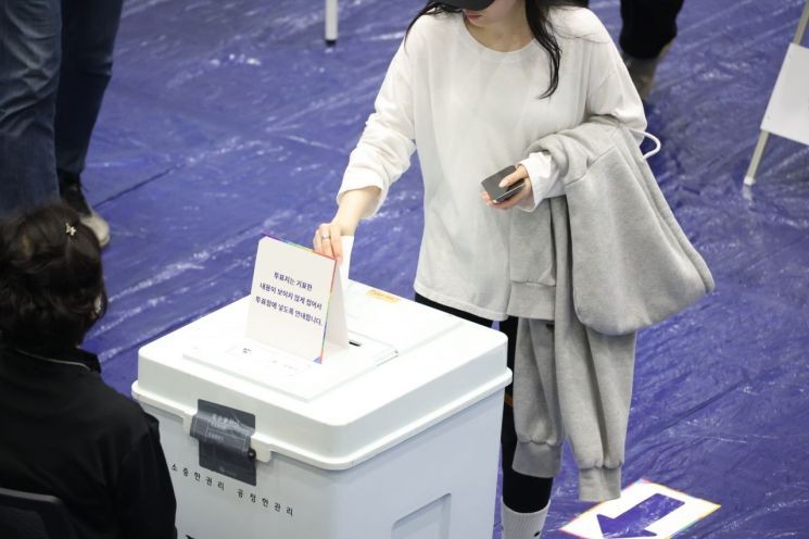 [속보]오후 5시 <b>대선 투표율</b> 73.9％…같은 시간대 <b>최고</b>치