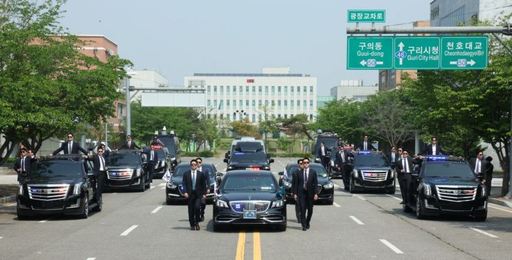 대통령경호처 경호관들이 탑승한 차량들이 지난 27일 서울 강서구 경호안전교육원에서 제21대 대통령 취임식을 앞두고 취임식 차량 퍼레이드 훈련을 하고 있다. 연합뉴스