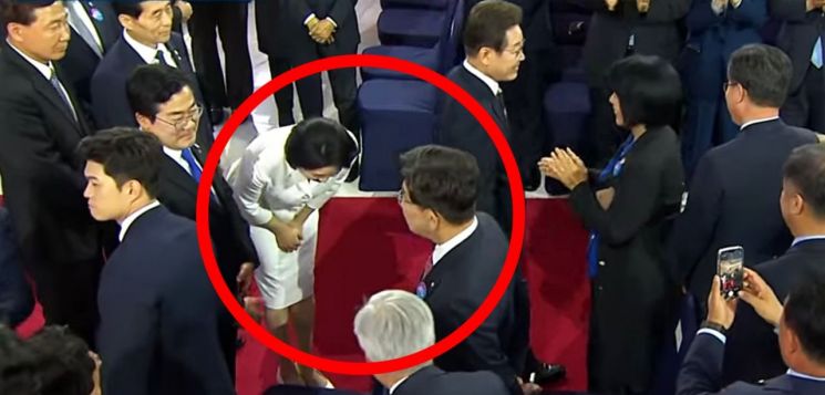 4일 이재명 대통령 취임식에서 권성동 국민의힘 원내대표가 김혜경 여사의 인사를 외면하는 듯한 장면이 포착됐다. JTBC뉴스 보도화면