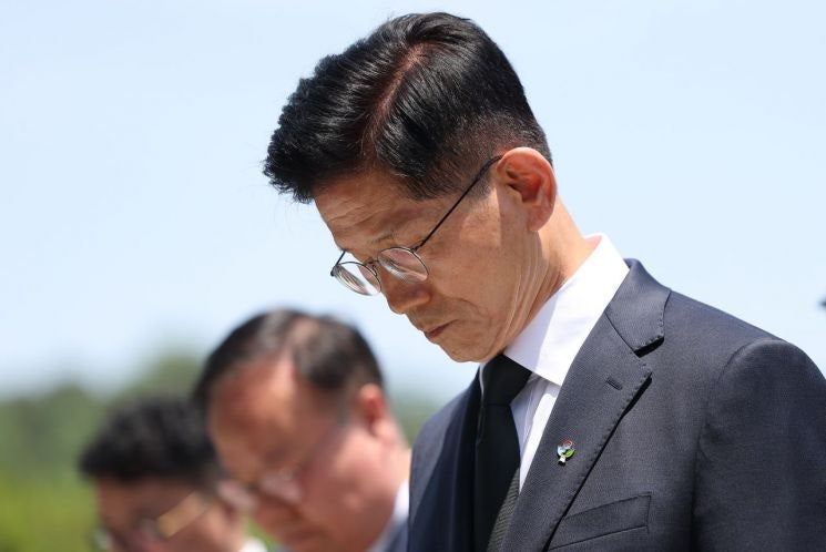 <b>김문수</b>, 또 공개 행보…현충원 참배에 '<b>당권</b> <b>시동</b>' 해석도