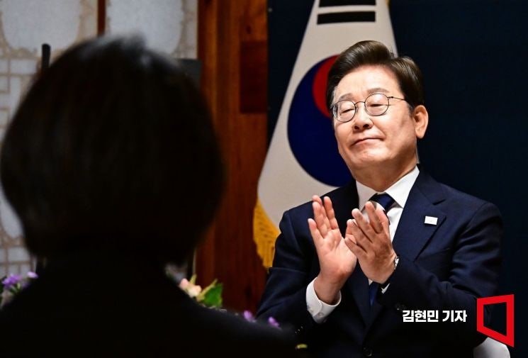 <b>이재명</b> 대통령, <b>김문수</b>에 먼저 <b>전화</b>…金부부 <b>안부</b> 물었다