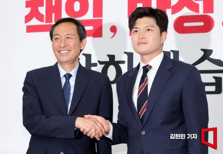 [포토] <b>김용태</b>, <b>우상호</b> 정무수석 <b>접견</b>…"열린 자세로 대화할 것"