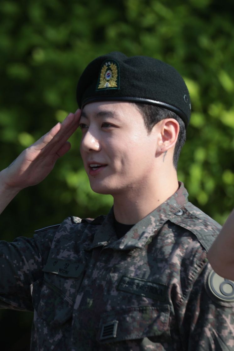 민간인 된 <b>BTS</b> 정국 모자에 日 '우익 문구' 논란…"즉시 폐기했다"