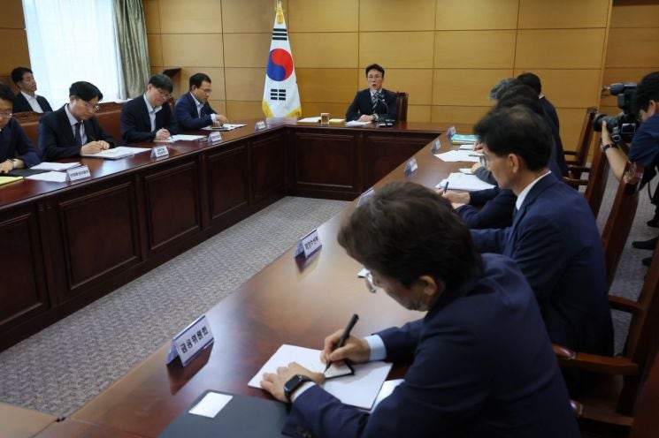 '청문회 前' <b>김민석</b>, 민생 광폭행보…野 '채무·학위 의혹' 사퇴 압박