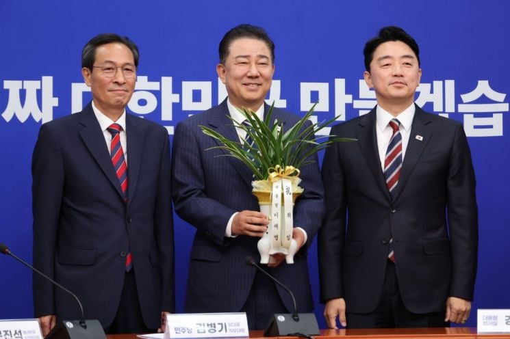 <b>김병기</b> "李대통령, <b>여야 원내대표</b> 오찬 초청…시기 미정"(종합)