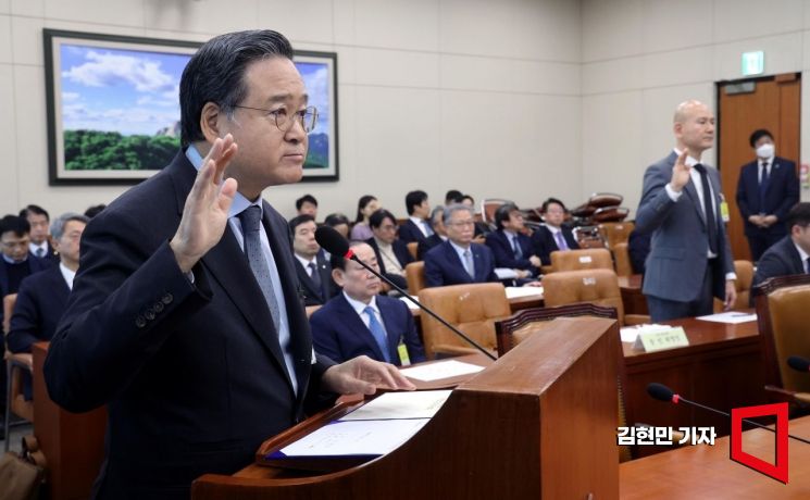 허영인 SPC그룹 회장(왼쪽)과 이해욱 DL그룹 회장이 2023년 12월 1일 국회 환경노동위원회에서 열린SPC그룹의 산업재해 관련 청문회에서 증인 선서를 하고 있다. 사진=김현민 기자 kimhyun81@