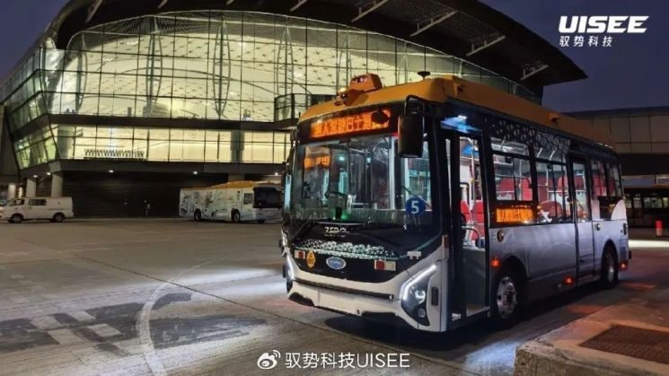 "19명 태우고도 유연하게 대처"…中 베이징에 등장한 'AI<b>버스</b>'