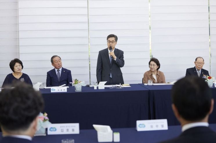 <b>김동연</b>, <b>보훈</b>단체장 초청 오찬…"올해 광복절 뜻깊은 소식 전하겠다"