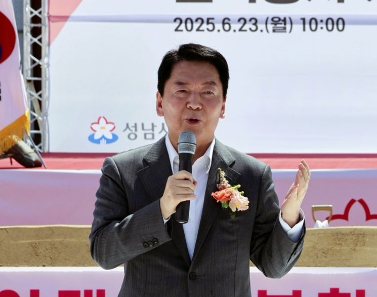 <b>안철수</b> "<b>계엄 방관</b> <b>송미령</b>, 유임 안 부끄럽나…스스로 공직 마감했어야...