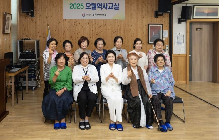 <b>김혜경 여사</b>, 한 달 만에 <b>오월어머니집 방문</b>