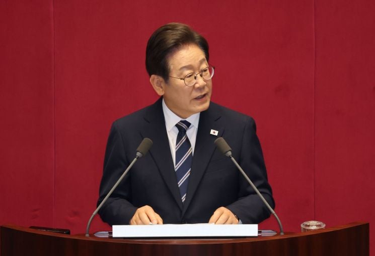 李대통령 첫 국회 시정연설 "<b>경제</b>는 <b>타이밍</b>, 신속한 <b>추경</b> 편성"