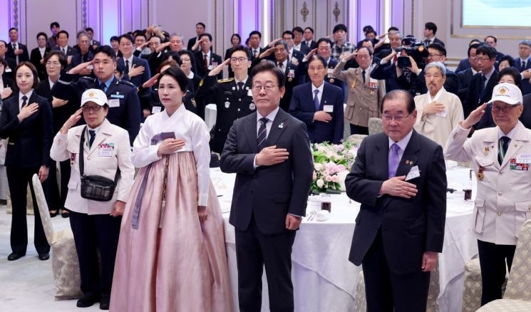 <b>국가유공자</b>에 90도 고개 숙인 대통령 "각별한 관심, 보상, <b>예우</b>"