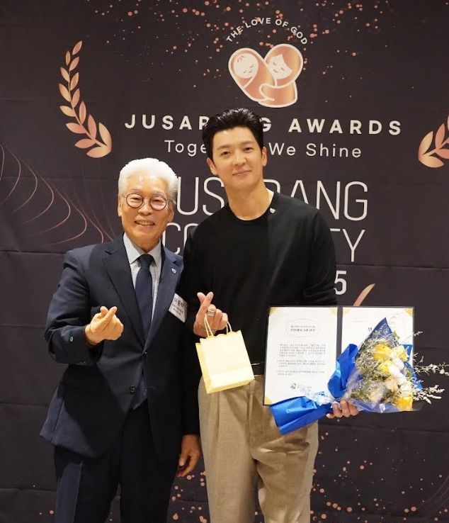 왼쪽부터 주사랑공동체 이사장 이종락 목사와 가수 팀이 홍보대사 위촉식 후 기념촬영하고 있다. 주사랑공동체