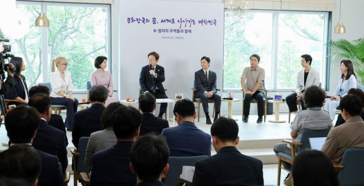 '<b>문화예술</b>계' 만난 李<b>대통령</b> "<b>문화예술</b>인 '기본소득 필요…투자·지원 ...