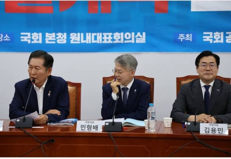 민형배 국회의원(사진 가운데). 민형배 국회의원 페이스북 캡쳐