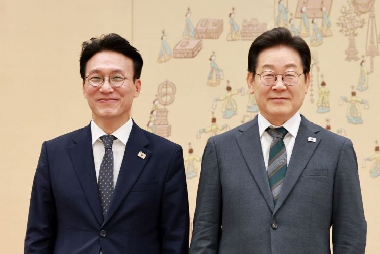 <b>이재명 대통령</b>, 국무총리 등 참모진에 임명장 수여…취임 한 달만