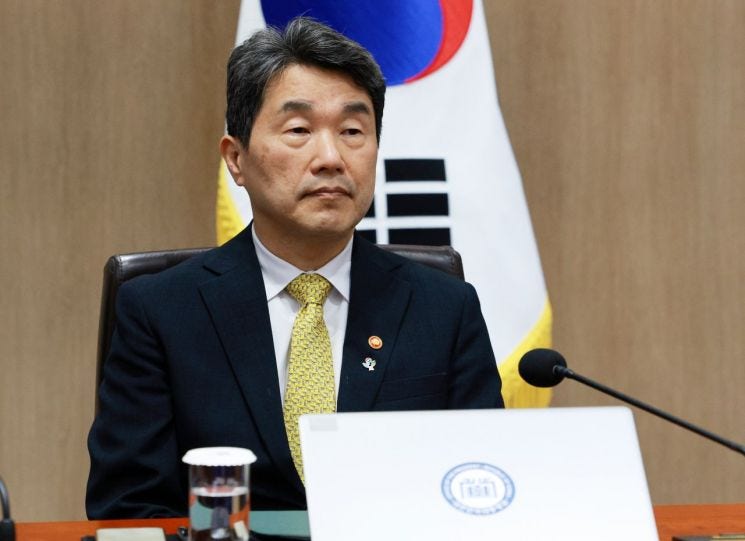 <b>내란특검</b>, <b>이주호 교육부 장관</b>·박종준 전 경호처장 오후 소환