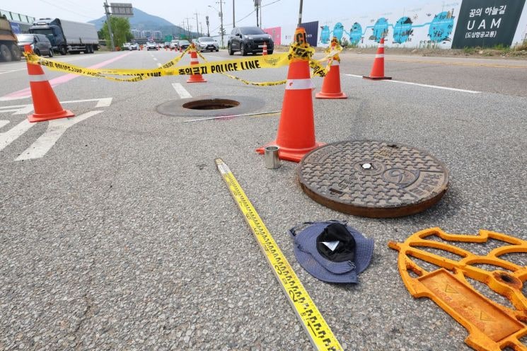 인천 <b>맨홀</b> 내부서 1명 심정지·1명 실종…"유독가스 추정"