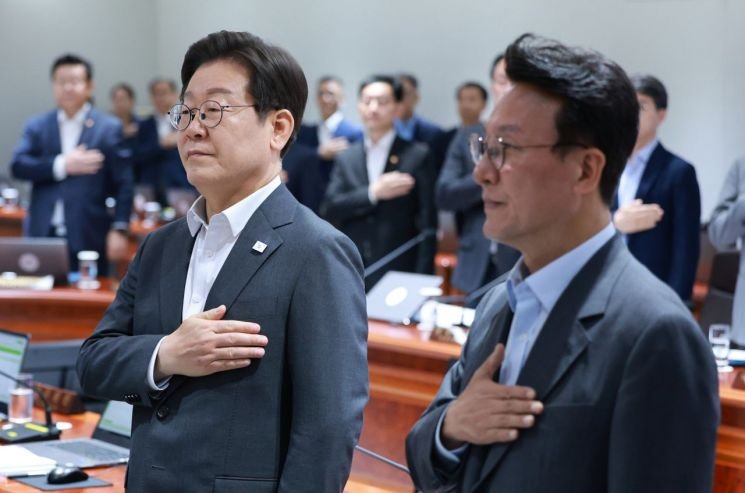 李대통령, <b>이진숙</b> 방통위원장에게 '경고'…"<b>비공개 회의</b>내용, 정치 활용...