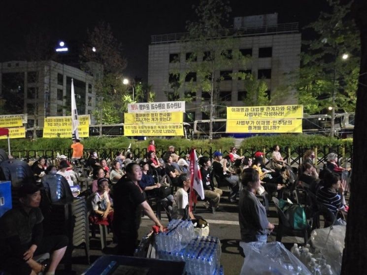 "나라 완전히 망했다" 오열…尹 재구속에 <b>지지자들 망연자실</b> 해산