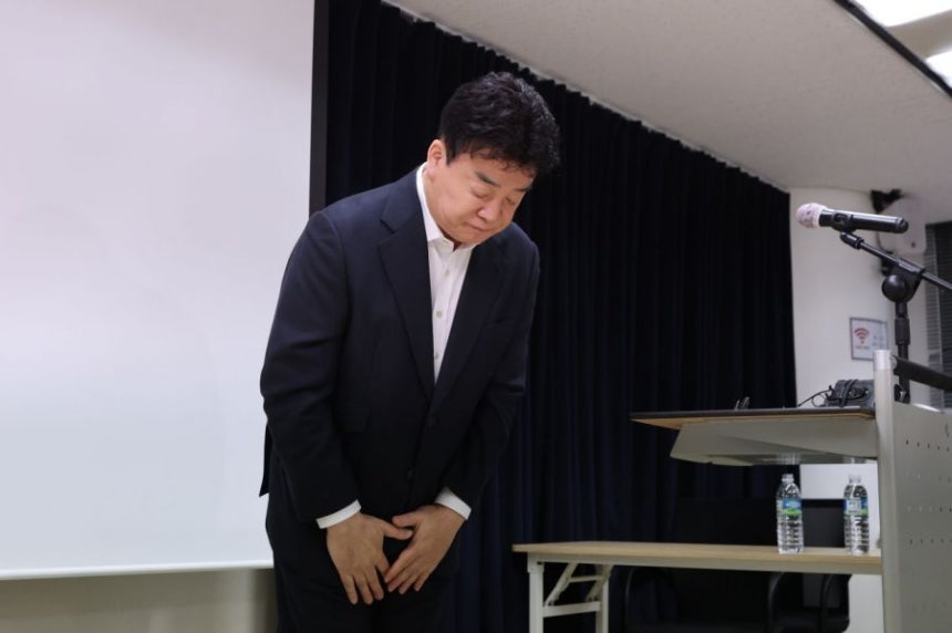 백종원 더본코리아 대표가 지난 3월28일 서울 서초구 스페이스쉐어 강남역센터에서 열린 첫 정기 주주총회에서 주주들을 향해 사과하고 있다. 연합뉴스