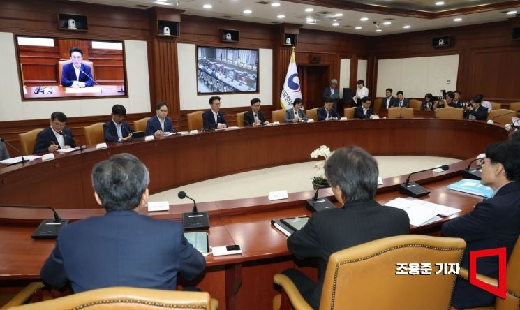<b>김민석</b> <b>총리</b> "<b>물가</b>, 모든 수단 총동원…주가급여 대상 확대해야"